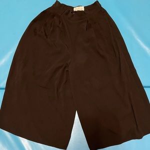 Lowrys Farm brand M extra Wide leg cropped pants - stretch at the waist